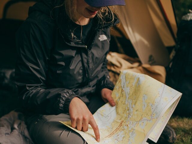 Nainen lukee karttaa